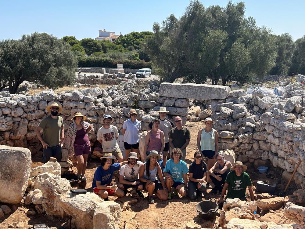 group photo amics torre d´en galmés